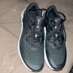 NWTB NIKE SNEAKERS BLACK/White size 9